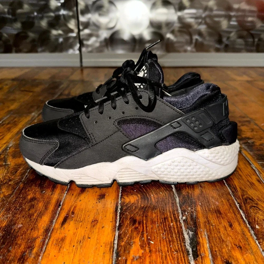 Nike Air Huarache Sneakers Women's Size 8 Matte Black Leather Comfort Lace Up